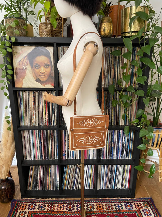 Vintage 1970s Tan & White Embroidered Handbag
