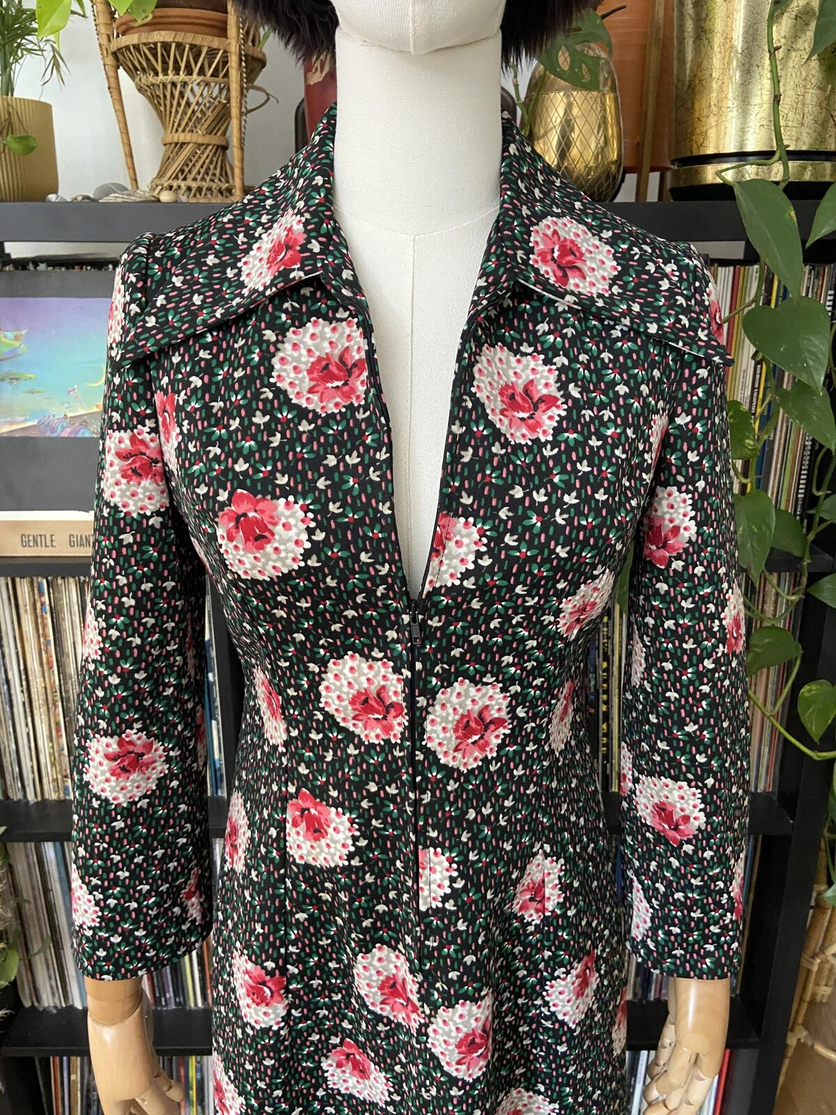 Vintage 1970s Dagger Collar Zip Up Dress
