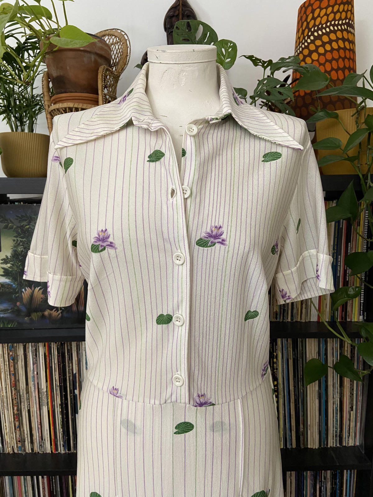 Vintage 1970s Dagger Collar Italian Lily Print Dress