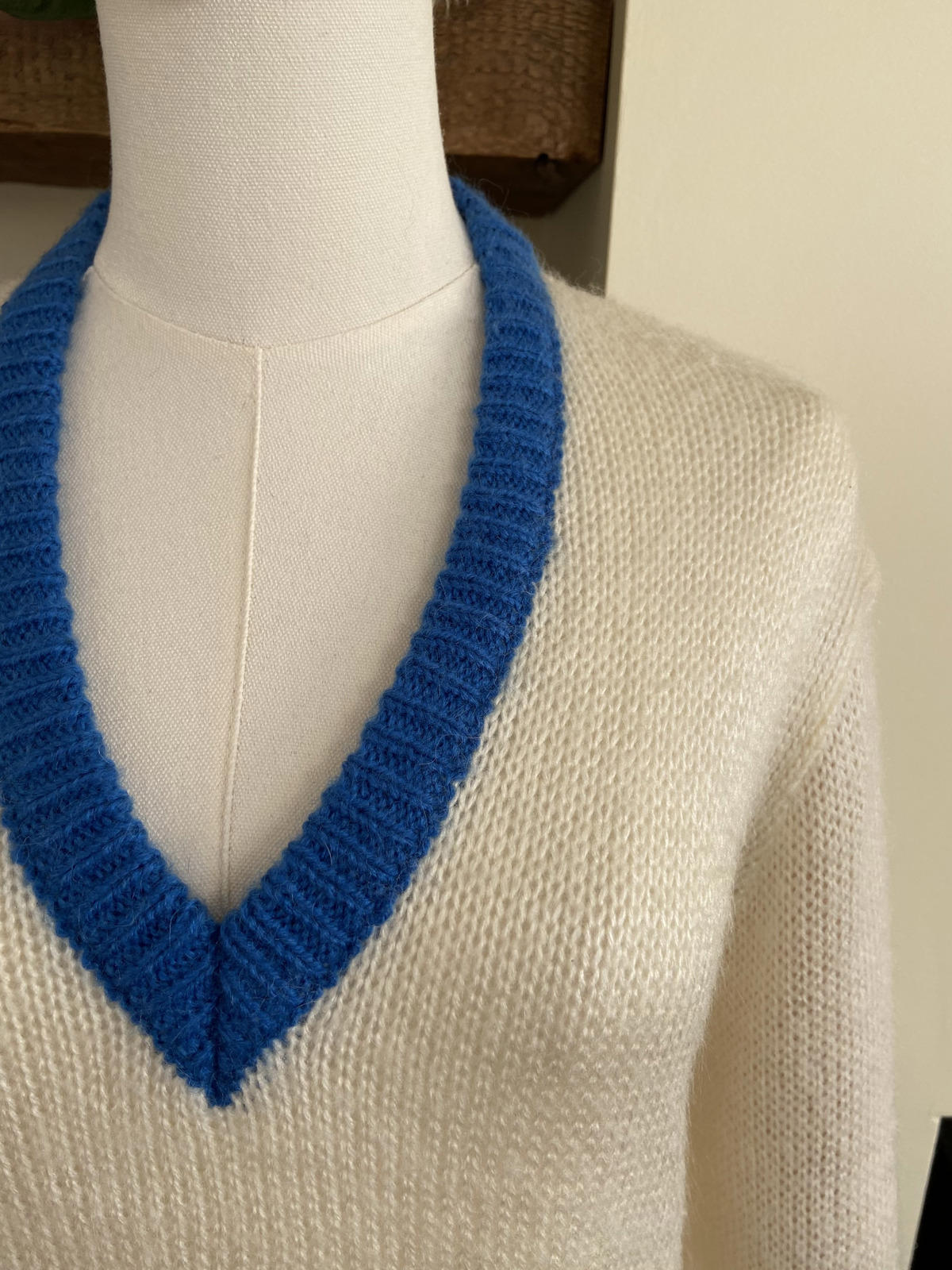 Vintage 1970s Cream Blue Silver V-Neck Jumper