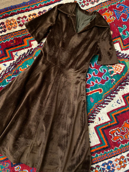 Vintage 1970s Brown Dagger Collar Dress