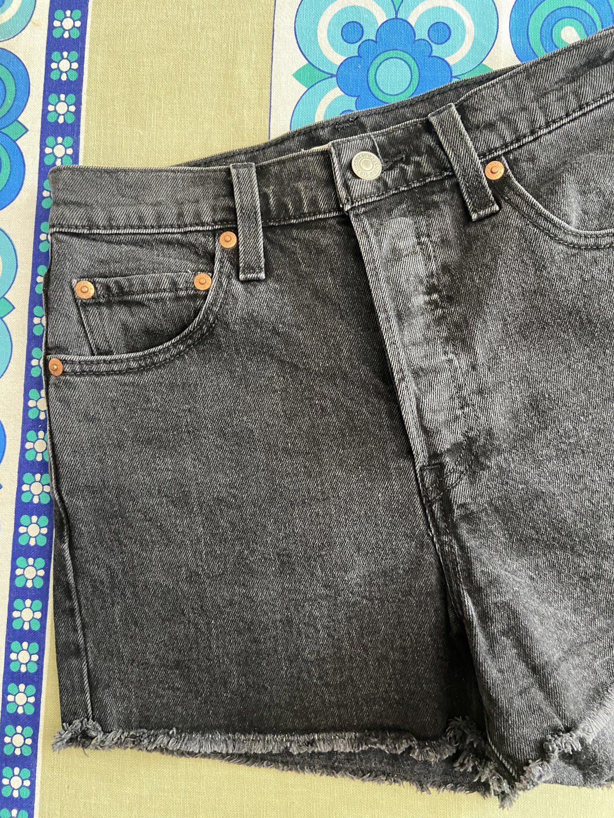 Vintage Levis Black Denim Big E Shorts W26