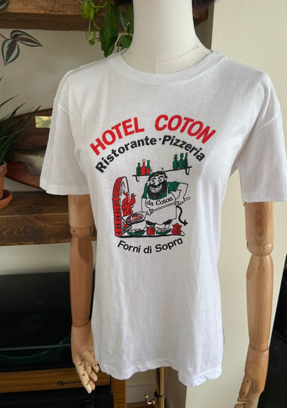 Vintage 1980s Hotel Coton Pizzeria Print Souvenir T-Shirt