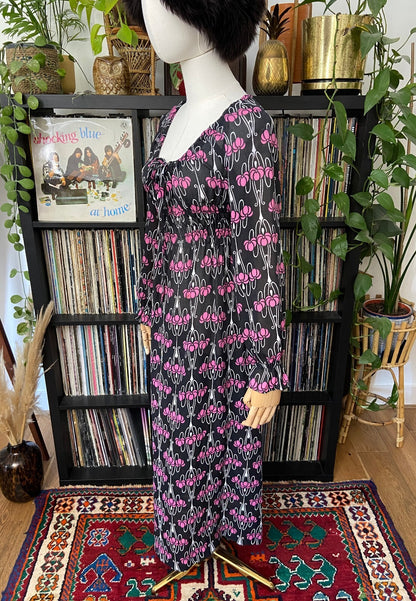 Vintage 1970s Art Nouveau Print Maxi Dress