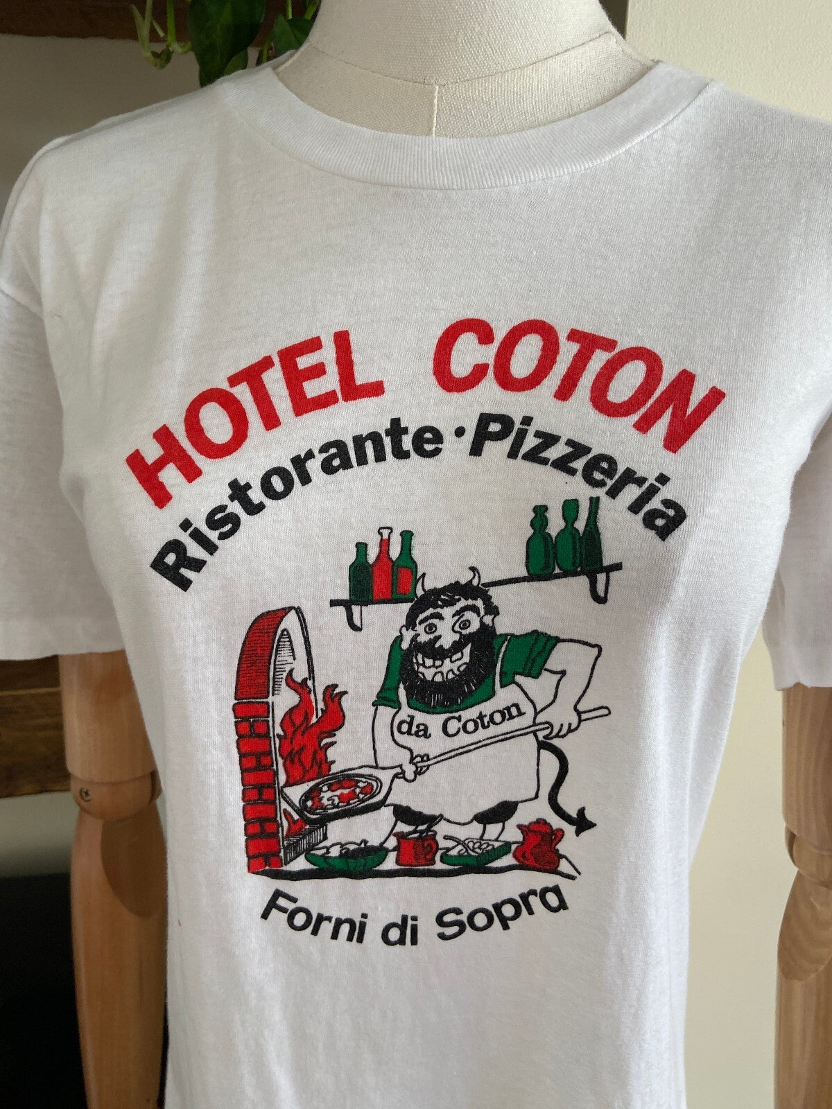 Vintage 1980s Hotel Coton Pizzeria Print Souvenir T-Shirt