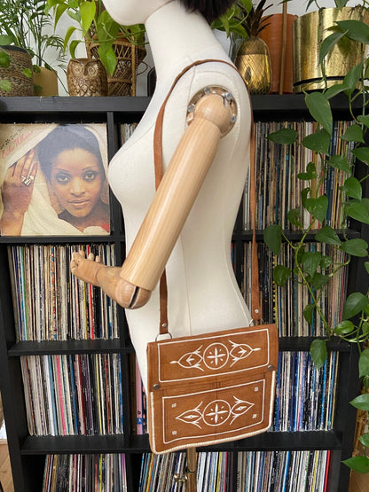 Vintage 1970s Tan & White Embroidered Handbag