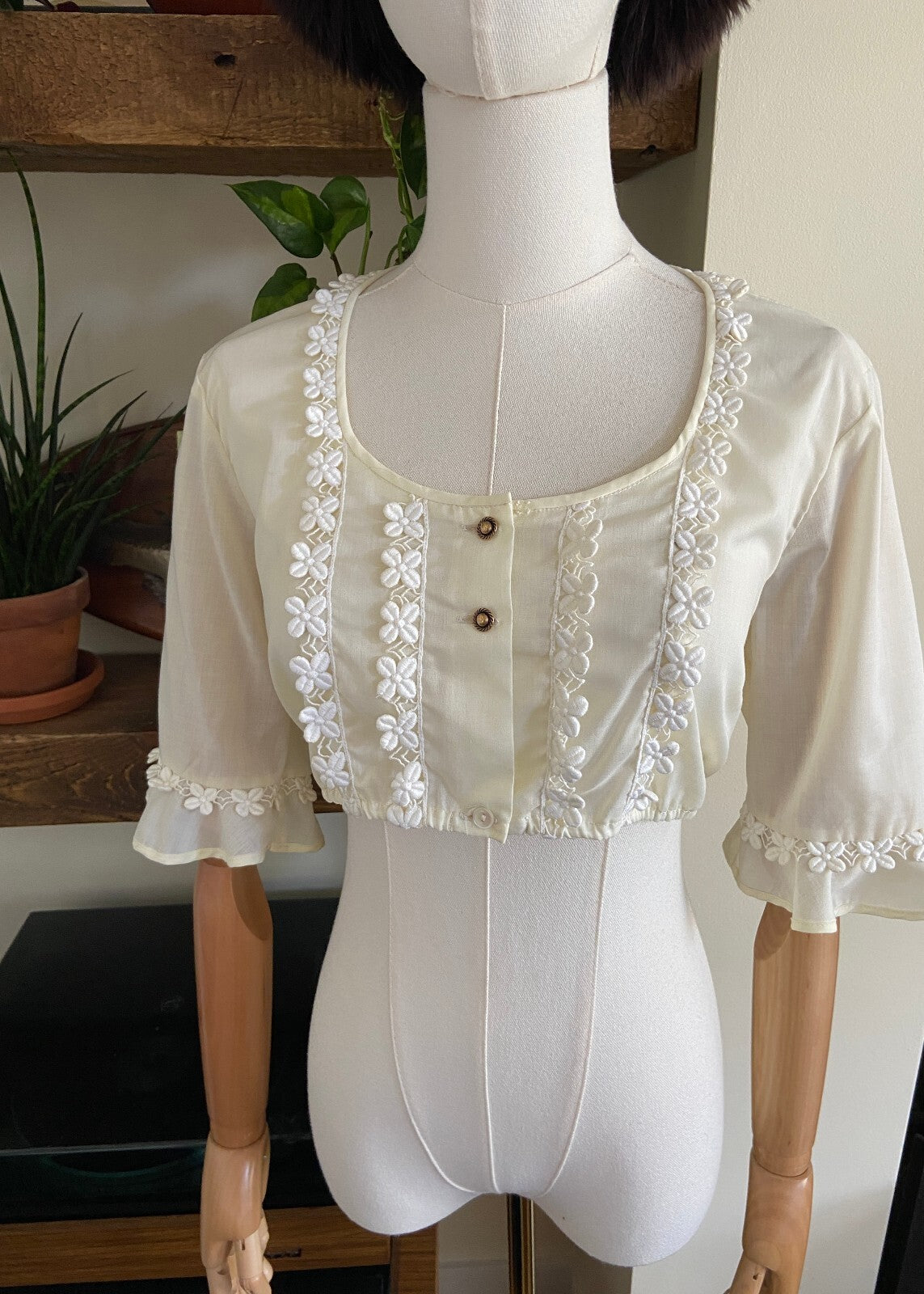 Vintage 1970s Pale Yellow Cropped Blouse