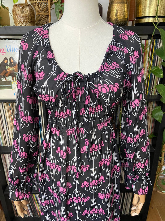 Vintage 1970s Art Nouveau Print Maxi Dress