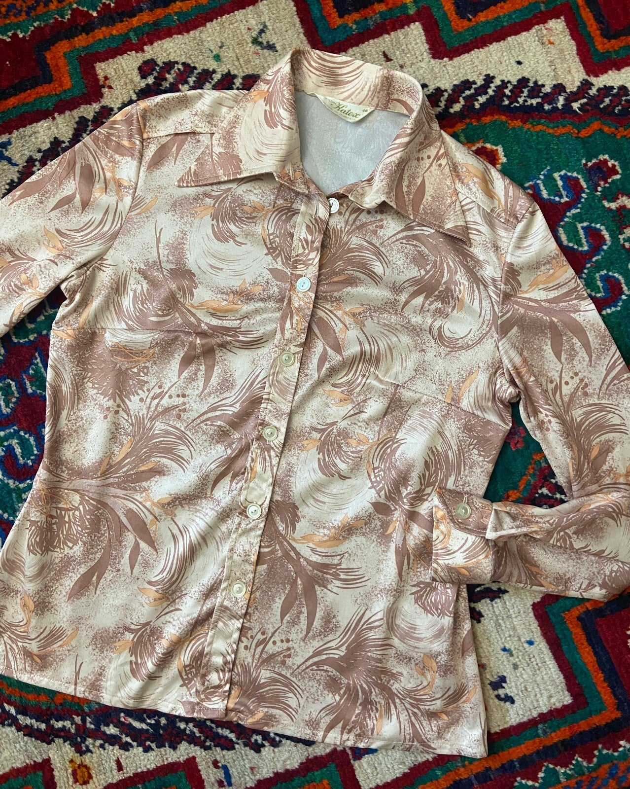 Vintage 1970s Beige Leaf Print Dagger Collar Shirt